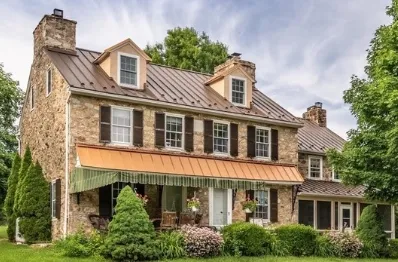 Katera tehnologija PVDF prevleke je najboljša stoječa kovinska streha za mote...